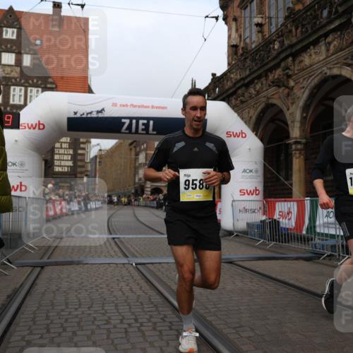 05.10.2025 - 20. swb-Marathon Bremen Yannick Fuchs http://msf.ph/oto/9236090 05.10.2025 10:37:38 Ziel 9586, 10358, 11021 meine-sportfotos.de