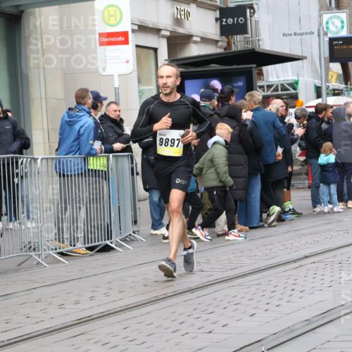 05.10.2025 - 20. swb-Marathon Bremen Strokosch-Dieckow http://msf.ph/oto/9236121 05.10.2025 10:44:18 Ziel 9361, 9878, 9897, 10092, 10306, 10505, 10554, 11666, 11714, 9361, 9878, 9897, 10092, 10306, 10505, 10554, 11666, 11714 meine-sportfotos.de