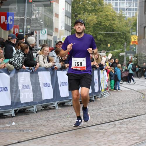 05.10.2025 - 20. swb-Marathon Bremen Strokosch-Dieckow http://msf.ph/oto/9236124 05.10.2025 12:38:55 Ziel 158 meine-sportfotos.de