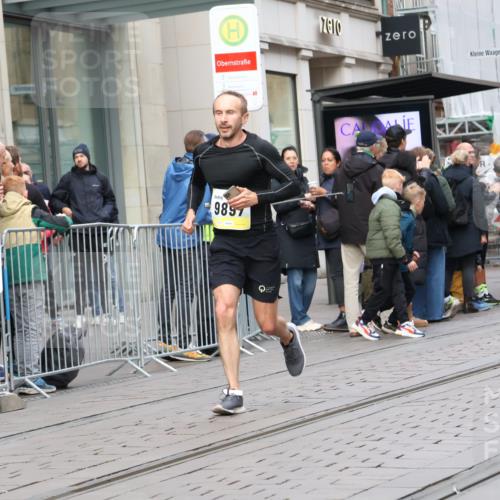 05.10.2025 - 20. swb-Marathon Bremen Strokosch-Dieckow http://msf.ph/oto/9236130 05.10.2025 10:44:18 Ziel 9361, 9878, 9897, 10092, 10306, 10505, 10554, 11666, 11714, 9361, 9878, 9897, 10092, 10306, 10505, 10554, 11666, 11714 meine-sportfotos.de