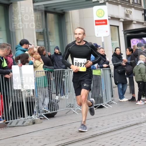05.10.2025 - 20. swb-Marathon Bremen Strokosch-Dieckow http://msf.ph/oto/9236139 05.10.2025 10:44:19 Ziel 9878, 9897, 10092, 10306, 10505, 10554, 11666, 11714, 9878, 9897, 10092, 10306, 10505, 10554, 11666, 11714 meine-sportfotos.de