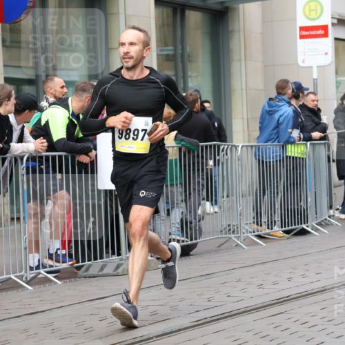 05.10.2025 - 20. swb-Marathon Bremen Strokosch-Dieckow http://msf.ph/oto/9236154 05.10.2025 10:44:19 Ziel 9878, 9897, 10092, 10306, 10505, 10554, 11666, 11714, 9878, 9897, 10092, 10306, 10505, 10554, 11666, 11714 meine-sportfotos.de