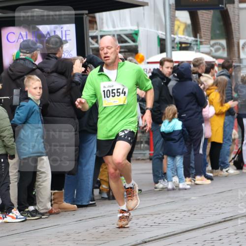 05.10.2025 - 20. swb-Marathon Bremen Strokosch-Dieckow http://msf.ph/oto/9236167 05.10.2025 10:44:21 Ziel 9878, 9897, 10092, 10306, 10554, 11666, 11714, 9878, 9897, 10092, 10306, 10554, 11666, 11714 meine-sportfotos.de