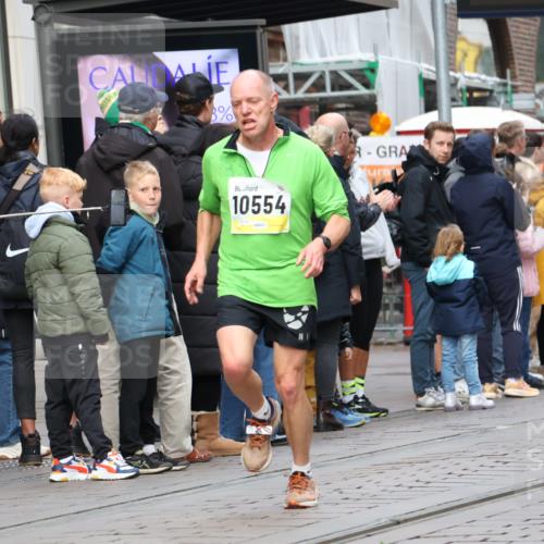 05.10.2025 - 20. swb-Marathon Bremen Strokosch-Dieckow http://msf.ph/oto/9236175 05.10.2025 10:44:21 Ziel 9878, 9897, 10092, 10306, 10554, 11666, 11714, 9878, 9897, 10092, 10306, 10554, 11666, 11714 meine-sportfotos.de