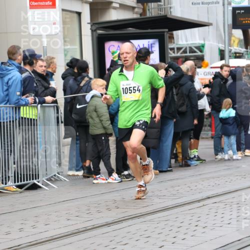 05.10.2025 - 20. swb-Marathon Bremen Strokosch-Dieckow http://msf.ph/oto/9236181 05.10.2025 10:44:21 Ziel 9878, 9897, 10092, 10306, 10554, 11666, 11714, 9878, 9897, 10092, 10306, 10554, 11666, 11714 meine-sportfotos.de
