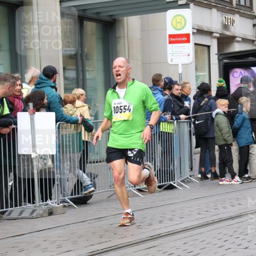 05.10.2025 - 20. swb-Marathon Bremen Strokosch-Dieckow http://msf.ph/oto/9236201 05.10.2025 10:44:23 Ziel 9878, 9897, 10092, 10306, 10554, 11666, 11714, 9878, 9897, 10092, 10306, 10554, 11666, 11714 meine-sportfotos.de
