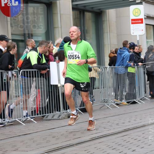 05.10.2025 - 20. swb-Marathon Bremen Strokosch-Dieckow http://msf.ph/oto/9236208 05.10.2025 10:44:23 Ziel 9878, 9897, 10092, 10306, 10554, 11666, 11714, 9878, 9897, 10092, 10306, 10554, 11666, 11714 meine-sportfotos.de