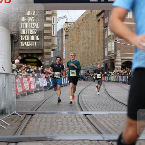 05.10.2025 - 20. swb-Marathon Bremen Yannick Fuchs http://msf.ph/oto/9236212 05.10.2025 10:38:06 Ziel 9755, 11328, 11465 meine-sportfotos.de