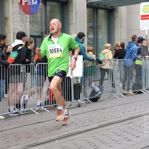 05.10.2025 - 20. swb-Marathon Bremen Strokosch-Dieckow http://msf.ph/oto/9236217 05.10.2025 10:44:23 Ziel 9878, 9897, 10092, 10306, 10554, 11666, 11714, 9878, 9897, 10092, 10306, 10554, 11666, 11714 meine-sportfotos.de