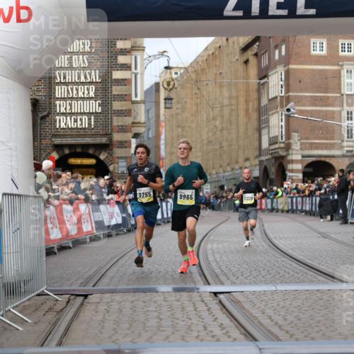 05.10.2025 - 20. swb-Marathon Bremen Yannick Fuchs http://msf.ph/oto/9236224 05.10.2025 10:38:07 Ziel 9755, 11328, 11465 meine-sportfotos.de