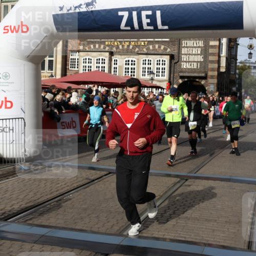 05.10.2025 - 20. swb-Marathon Bremen Yannick Fuchs http://msf.ph/oto/9236236 05.10.2025 11:05:37 Ziel 7654, 9713, 9752, 10025, 10158, 10289, 10426, 10511, 10542, 10828, 11064, 11106, 11164, 11676 meine-sportfotos.de