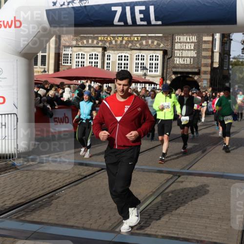 05.10.2025 - 20. swb-Marathon Bremen Yannick Fuchs http://msf.ph/oto/9236241 05.10.2025 11:05:37 Ziel 7654, 9713, 9752, 10025, 10158, 10289, 10426, 10511, 10542, 10828, 11064, 11106, 11164, 11676 meine-sportfotos.de