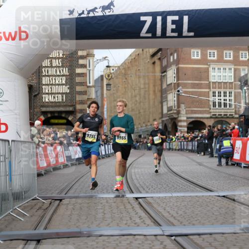 05.10.2025 - 20. swb-Marathon Bremen Yannick Fuchs http://msf.ph/oto/9236249 05.10.2025 10:38:07 Ziel 9755, 11328, 11465 meine-sportfotos.de