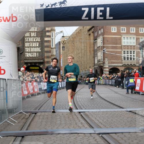 05.10.2025 - 20. swb-Marathon Bremen Yannick Fuchs http://msf.ph/oto/9236263 05.10.2025 10:38:07 Ziel 9755, 11328, 11465 meine-sportfotos.de