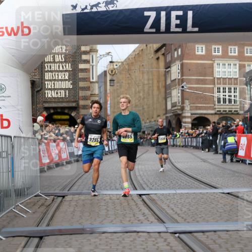 05.10.2025 - 20. swb-Marathon Bremen Yannick Fuchs http://msf.ph/oto/9236268 05.10.2025 10:38:07 Ziel 9755, 11328, 11465 meine-sportfotos.de