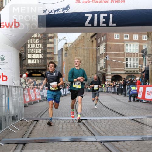 05.10.2025 - 20. swb-Marathon Bremen Yannick Fuchs http://msf.ph/oto/9236273 05.10.2025 10:38:08 Ziel 9755, 11328, 11465 meine-sportfotos.de