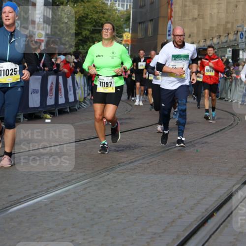 05.10.2025 - 20. swb-Marathon Bremen Strokosch-Dieckow http://msf.ph/oto/9236282 05.10.2025 10:55:29 Ziel 9492, 9720, 9722, 9856, 9902, 10107, 10111, 10195, 10256, 10262, 10745, 10757, 11025, 11197 meine-sportfotos.de