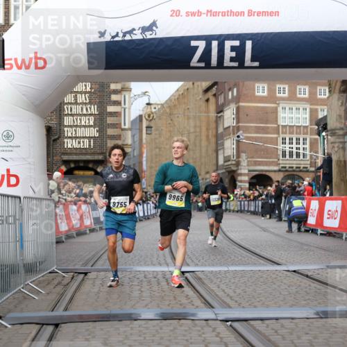 05.10.2025 - 20. swb-Marathon Bremen Yannick Fuchs http://msf.ph/oto/9236283 05.10.2025 10:38:08 Ziel 9755, 11328, 11465 meine-sportfotos.de