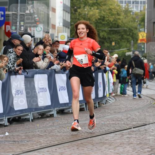 05.10.2025 - 20. swb-Marathon Bremen Strokosch-Dieckow http://msf.ph/oto/9236289 05.10.2025 12:39:15 Ziel 16 meine-sportfotos.de