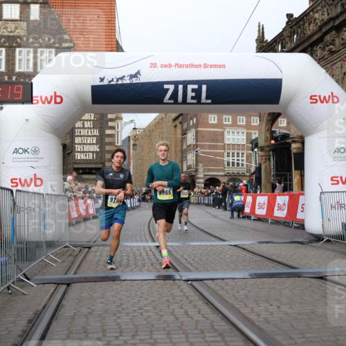 05.10.2025 - 20. swb-Marathon Bremen Yannick Fuchs http://msf.ph/oto/9236296 05.10.2025 10:38:08 Ziel 9755, 11328, 11465 meine-sportfotos.de