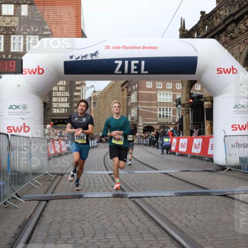 05.10.2025 - 20. swb-Marathon Bremen Yannick Fuchs http://msf.ph/oto/9236309 05.10.2025 10:38:08 Ziel 9755, 11328, 11465 meine-sportfotos.de