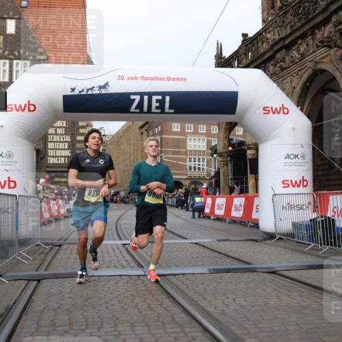 05.10.2025 - 20. swb-Marathon Bremen Yannick Fuchs http://msf.ph/oto/9236330 05.10.2025 10:38:09 Ziel 9755, 11328, 11465 meine-sportfotos.de