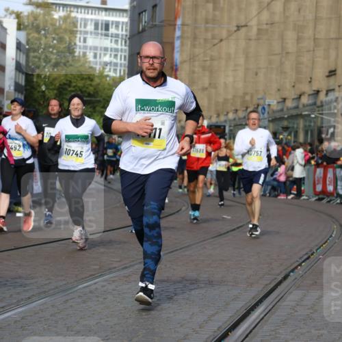 05.10.2025 - 20. swb-Marathon Bremen Strokosch-Dieckow http://msf.ph/oto/9236333 05.10.2025 10:55:31 Ziel 7165, 9492, 9720, 9856, 10107, 10111, 10195, 10262, 10745, 10755, 10757, 11025, 11197, 11588 meine-sportfotos.de