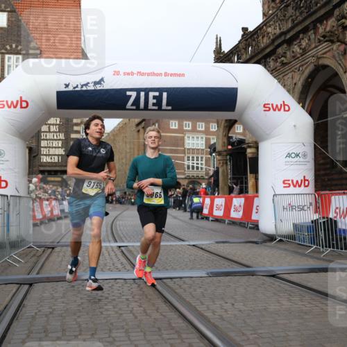 05.10.2025 - 20. swb-Marathon Bremen Yannick Fuchs http://msf.ph/oto/9236341 05.10.2025 10:38:09 Ziel 9755, 11328, 11465 meine-sportfotos.de