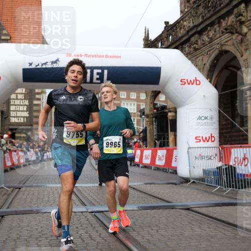 05.10.2025 - 20. swb-Marathon Bremen Yannick Fuchs http://msf.ph/oto/9236347 05.10.2025 10:38:09 Ziel 9755, 11328, 11465 meine-sportfotos.de