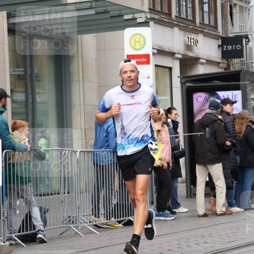 05.10.2025 - 20. swb-Marathon Bremen Strokosch-Dieckow http://msf.ph/oto/9236348 05.10.2025 10:44:30 Ziel 9202, 9590, 9678, 9878, 10092, 10306, 10554, 10568, 10633, 10851, 11362, 11666, 11714, 9202, 9590, 9678, 9878, 10092, 10306, 10554, 10568, 10633, 10851, 11362, 11666, 11714 meine-sportfotos.de