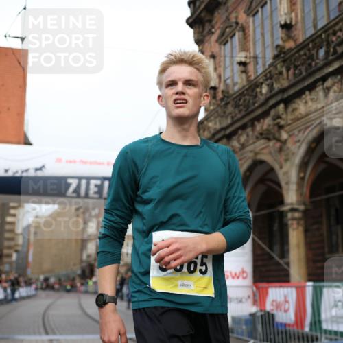 05.10.2025 - 20. swb-Marathon Bremen Yannick Fuchs http://msf.ph/oto/9236364 05.10.2025 10:38:11 Ziel 9755, 11328, 11465 meine-sportfotos.de