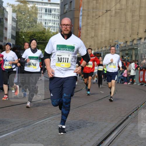 05.10.2025 - 20. swb-Marathon Bremen Strokosch-Dieckow http://msf.ph/oto/9236369 05.10.2025 10:55:31 Ziel 7165, 9492, 9720, 9856, 10107, 10111, 10195, 10262, 10745, 10755, 10757, 11025, 11197, 11588 meine-sportfotos.de