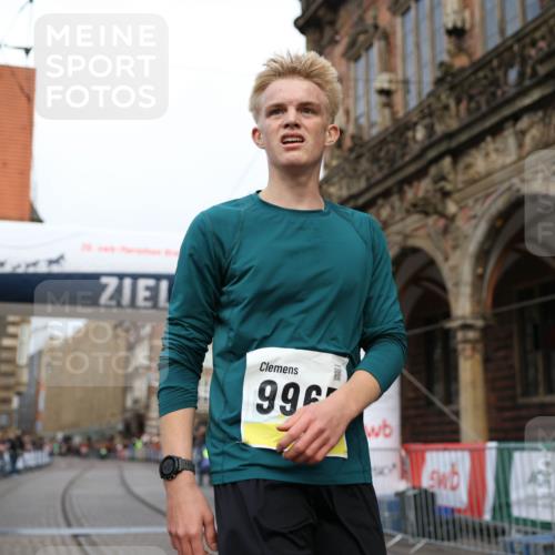 05.10.2025 - 20. swb-Marathon Bremen Yannick Fuchs http://msf.ph/oto/9236370 05.10.2025 10:38:11 Ziel 9755, 11328, 11465 meine-sportfotos.de