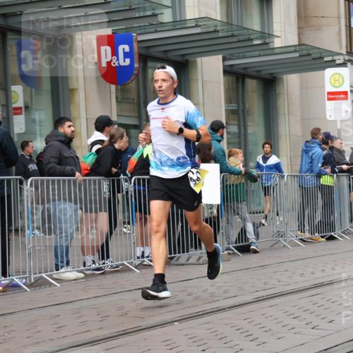 05.10.2025 - 20. swb-Marathon Bremen Strokosch-Dieckow http://msf.ph/oto/9236382 05.10.2025 10:44:31 Ziel 9202, 9590, 9678, 9878, 10092, 10306, 10554, 10568, 10633, 10851, 11362, 11714, 9202, 9590, 9678, 9878, 10092, 10306, 10554, 10568, 10633, 10851, 11362, 11714 meine-sportfotos.de