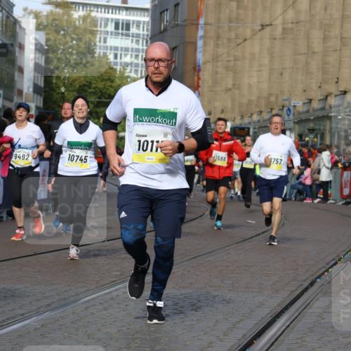 05.10.2025 - 20. swb-Marathon Bremen Strokosch-Dieckow http://msf.ph/oto/9236390 05.10.2025 10:55:31 Ziel 7165, 9492, 9720, 9856, 10107, 10111, 10195, 10262, 10745, 10755, 10757, 11025, 11197, 11588 meine-sportfotos.de