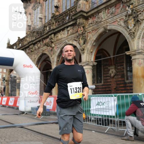 05.10.2025 - 20. swb-Marathon Bremen Yannick Fuchs http://msf.ph/oto/9236413 05.10.2025 10:38:13 Ziel 9755, 11328 meine-sportfotos.de