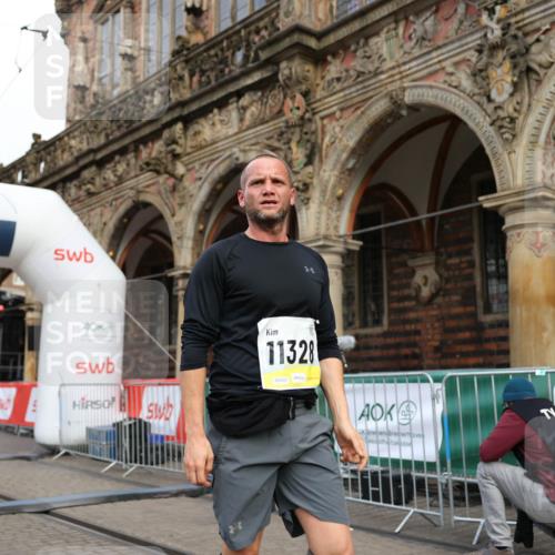 05.10.2025 - 20. swb-Marathon Bremen Yannick Fuchs http://msf.ph/oto/9236424 05.10.2025 10:38:13 Ziel 9755, 11328 meine-sportfotos.de