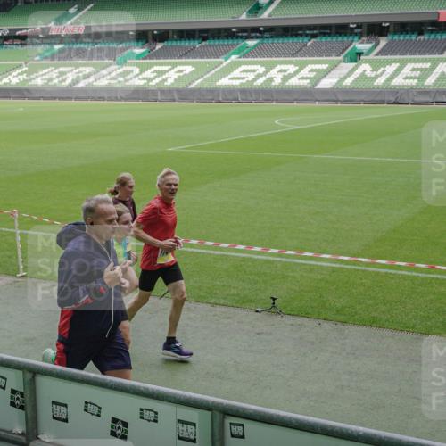 05.10.2025 - 20. swb-Marathon Bremen Michael Burmester http://msf.ph/oto/9236433 05.10.2025 10:32:17 Laufen im Stadion 7165, 7193, 8118, 8326, 8333, 8888, 9176, 9226, 9238, 9256, 9268, 9284, 9313, 9415, 9427, 9436, 9439, 9456, 9514, 9517, 9581, 9621, 9701, 9776, 9807, 9830, 9834, 9868, 9871, 9956, 9957, 9985, 10019, 10020, 10029, 10038, 10046, 10057, 10064, 10075, 10128, 10206, 10215, 10226, 10242, 10262, 10296, 10310, 10327, 10335, 10369, 10385, 10388, 10416, 10460, 10468, 10487, 10616, 10662, 10719, 10785, 7251, 9004, 9172, 9196, 9252, 9287, 9337, 9457, 9506, 9903, 10014, 10222 meine-sportfotos.de