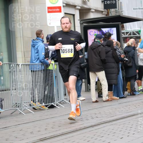 05.10.2025 - 20. swb-Marathon Bremen Strokosch-Dieckow http://msf.ph/oto/9236441 05.10.2025 10:44:41 Ziel 9202, 9590, 9678, 10091, 10431, 10568, 10633, 10822, 10851, 11362, 11488, 11715, 9202, 9590, 9678, 10091, 10431, 10568, 10633, 10822, 10851, 11362, 11488, 11715 meine-sportfotos.de