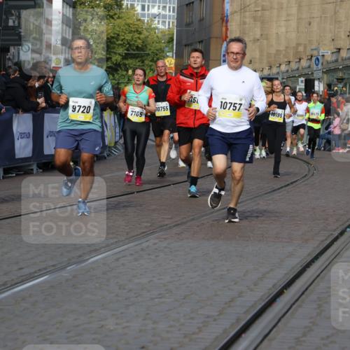 05.10.2025 - 20. swb-Marathon Bremen Strokosch-Dieckow http://msf.ph/oto/9236459 05.10.2025 10:55:34 Ziel 7165, 9195, 9197, 9492, 9720, 9856, 10107, 10111, 10195, 10262, 10475, 10745, 10755, 10757, 10909, 11081, 11197, 11588 meine-sportfotos.de