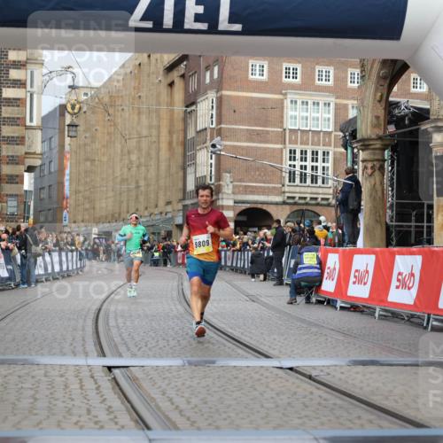 05.10.2025 - 20. swb-Marathon Bremen Yannick Fuchs http://msf.ph/oto/9236471 05.10.2025 10:38:26 Ziel 9809 meine-sportfotos.de