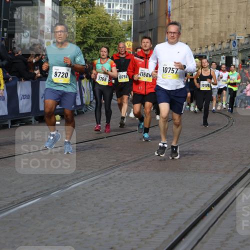 05.10.2025 - 20. swb-Marathon Bremen Strokosch-Dieckow http://msf.ph/oto/9236481 05.10.2025 10:55:34 Ziel 7165, 9195, 9197, 9492, 9720, 9856, 10107, 10111, 10195, 10262, 10475, 10745, 10755, 10757, 10909, 11081, 11197, 11588 meine-sportfotos.de
