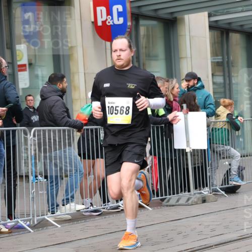 05.10.2025 - 20. swb-Marathon Bremen Strokosch-Dieckow http://msf.ph/oto/9236483 05.10.2025 10:44:43 Ziel 9202, 9590, 9678, 10091, 10431, 10568, 10633, 10822, 10851, 11362, 11488, 11715, 9202, 9590, 9678, 10091, 10431, 10568, 10633, 10822, 10851, 11362, 11488, 11715 meine-sportfotos.de