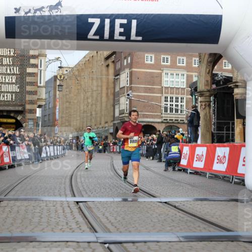 05.10.2025 - 20. swb-Marathon Bremen Yannick Fuchs http://msf.ph/oto/9236498 05.10.2025 10:38:27 Ziel 9809, 11430 meine-sportfotos.de