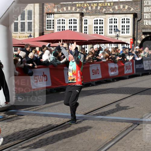 05.10.2025 - 20. swb-Marathon Bremen Yannick Fuchs http://msf.ph/oto/9236507 05.10.2025 11:05:43 Ziel 7654, 9210, 9419, 9752, 10025, 10426, 10437, 10511, 10542, 10999, 11164, 11676, 11681 meine-sportfotos.de