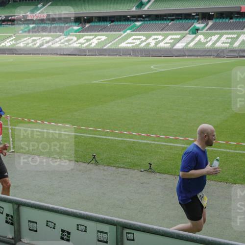 05.10.2025 - 20. swb-Marathon Bremen Michael Burmester http://msf.ph/oto/9236510 05.10.2025 10:32:21 Laufen im Stadion 7165, 7193, 8118, 8326, 8333, 8888, 9176, 9226, 9238, 9256, 9268, 9284, 9313, 9415, 9427, 9436, 9439, 9456, 9494, 9514, 9517, 9548, 9581, 9621, 9701, 9776, 9807, 9830, 9834, 9868, 9871, 9956, 9957, 9985, 10019, 10029, 10038, 10046, 10057, 10064, 10075, 10128, 10206, 10215, 10226, 10242, 10262, 10296, 10310, 10327, 10335, 10369, 10385, 10388, 10416, 10460, 10468, 10487, 10616, 10662, 10785, 9172, 9196, 9457, 9506, 9903, 10014, 10020, 10222, 10719 meine-sportfotos.de