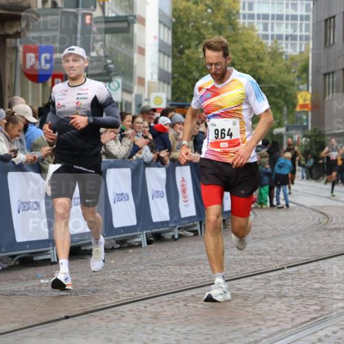 05.10.2025 - 20. swb-Marathon Bremen Strokosch-Dieckow http://msf.ph/oto/9236511 05.10.2025 12:39:56 Ziel 964, 1528 meine-sportfotos.de
