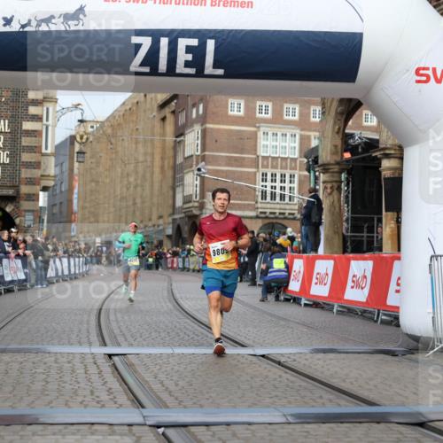 05.10.2025 - 20. swb-Marathon Bremen Yannick Fuchs http://msf.ph/oto/9236528 05.10.2025 10:38:27 Ziel 9809, 11430 meine-sportfotos.de