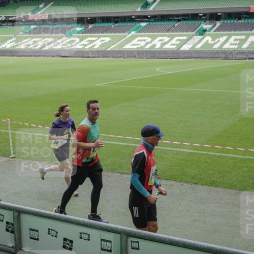 05.10.2025 - 20. swb-Marathon Bremen Michael Burmester http://msf.ph/oto/9236529 05.10.2025 10:32:22 Laufen im Stadion 7165, 7193, 8118, 8326, 8333, 8888, 9176, 9187, 9226, 9238, 9256, 9268, 9284, 9313, 9415, 9427, 9436, 9439, 9456, 9475, 9494, 9514, 9517, 9548, 9581, 9621, 9701, 9776, 9807, 9830, 9834, 9868, 9871, 9956, 9957, 9985, 10007, 10019, 10029, 10038, 10046, 10057, 10064, 10075, 10128, 10206, 10215, 10226, 10242, 10262, 10296, 10310, 10327, 10335, 10369, 10385, 10388, 10416, 10460, 10468, 10487, 10616, 10662, 10785, 9172, 9196, 9506, 9903, 10014, 10020, 10222, 10719 meine-sportfotos.de