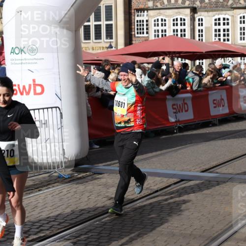05.10.2025 - 20. swb-Marathon Bremen Yannick Fuchs http://msf.ph/oto/9236530 05.10.2025 11:05:44 Ziel 7654, 9210, 9419, 9752, 10025, 10426, 10437, 10542, 10843, 10844, 10999, 11164, 11676, 11681 meine-sportfotos.de